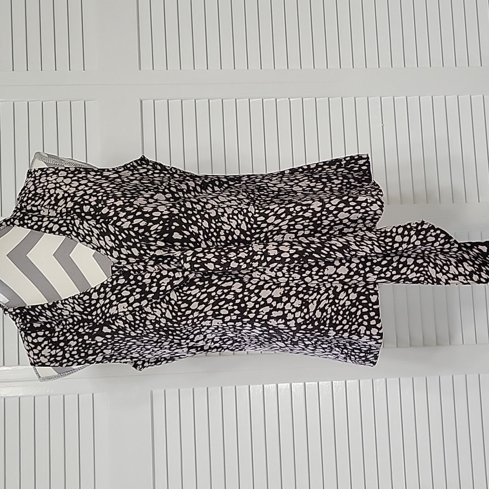 Ellen Tracy size 8 cream and brown animal print button down short sleeve shirt.
